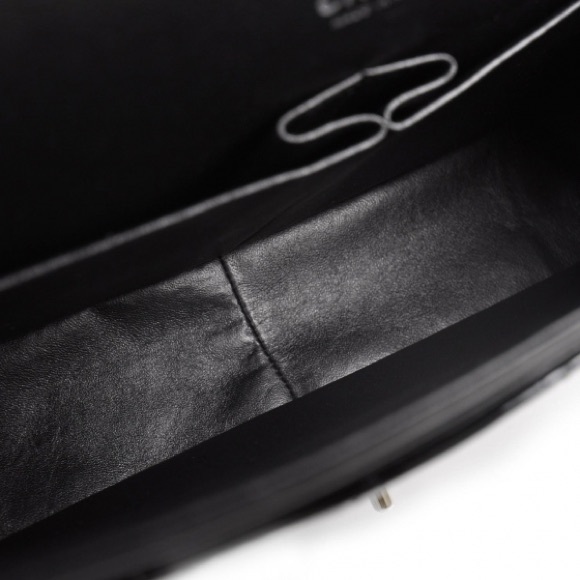 CHANEL Black quilted Patent Leather Classic Maxi Double Flap Bag - Picture 5 of 10